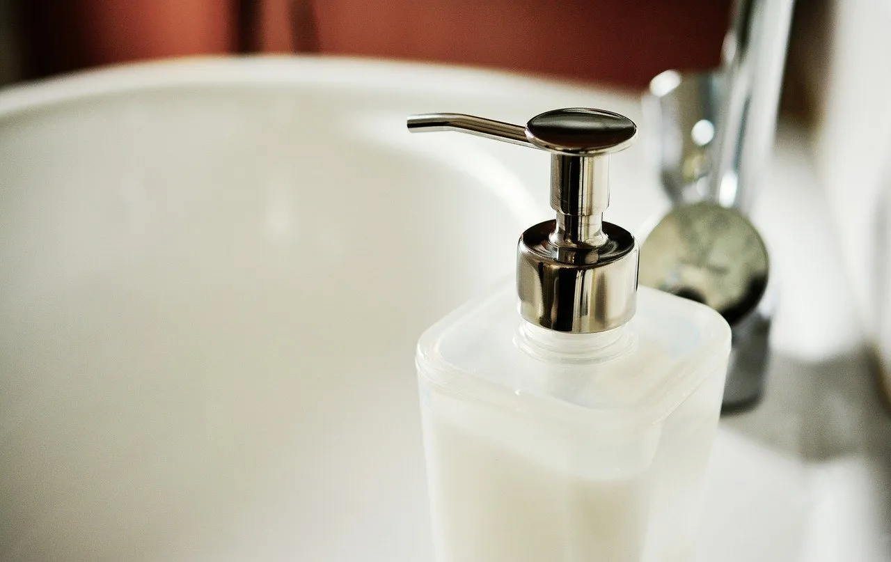 gel hydroalcoolique ou lavage des mains contre les virus