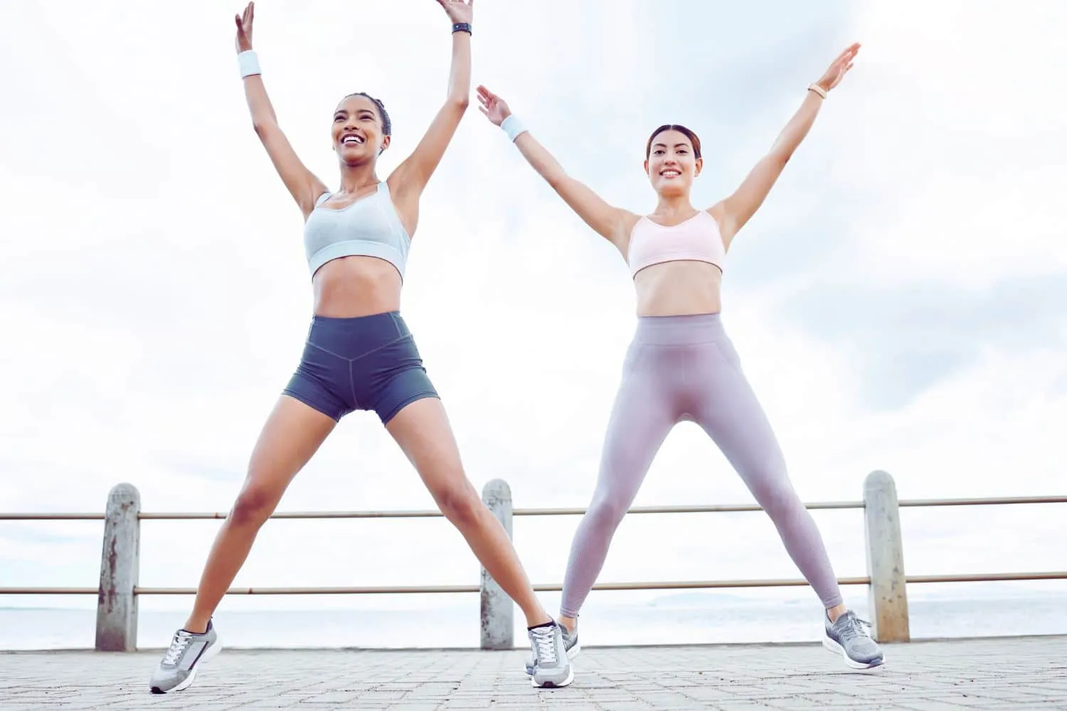 Illustration d'une personne effectuant des jumping jacks, une technique d'entraînement efficace pour booster votre séance de sport. Découvrez les différentes variantes de cet exercice pour diversifier votre routine d'entraînement.