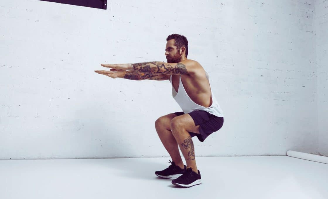 Une femme effectue des exercices pour renforcer et étirer ses muscles adducteurs, améliorant ainsi sa stabilité et sa mobilité.