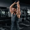 Extension triceps tête : la technique pour des bras massifs